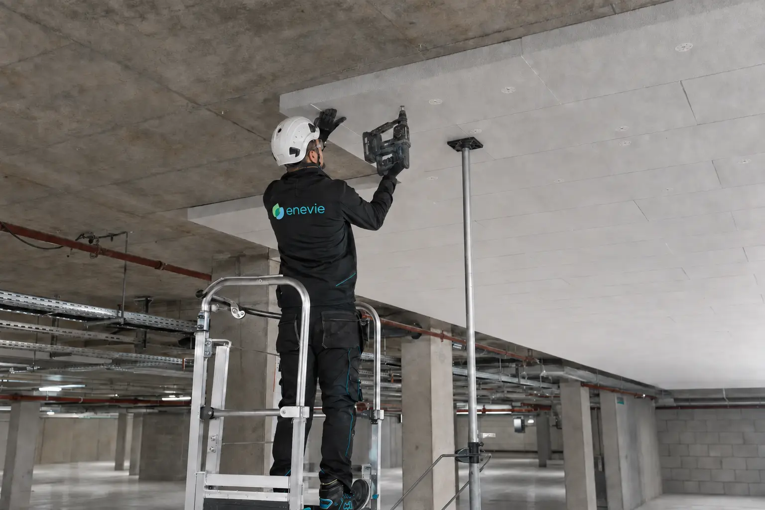 Technicien Enevie isolant le plancher bas d’une résidence