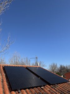 Toiture équipée de panneaux solaires